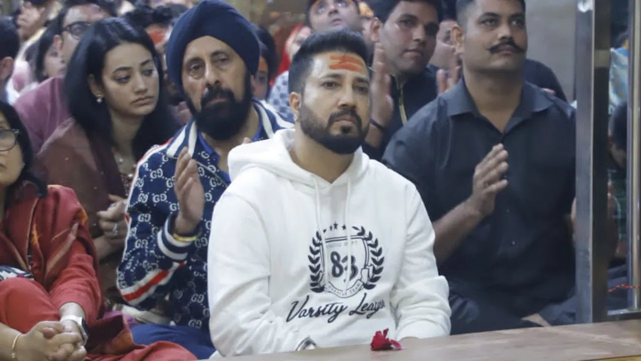 Photo of मीका सिंह ने किया महाकालेश्वर मंदिर में भव्य भस्म आरती का दर्शन