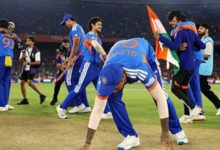 Photo of भारत बना T20 चैंपियन, जीत के बाद भावुक हुए सूर्या; पिच की मिट्टी को माथे से लगाया