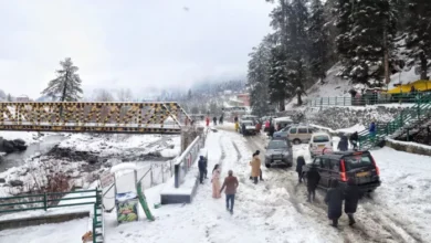 Photo of अप्रैल में लौटी सर्दी: Jammu and Kashmir में बर्फबारी-बारिश से ठंड बढ़ी, कई सड़कें बंद