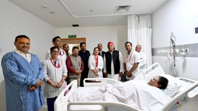 Photo of पुतला दहन में झुलसीं अनुपमा जायसवाल से मिले अखिलेश यादव, बोले- “सौहार्द बना रहे”
