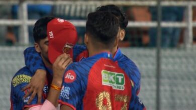 Photo of “लखनऊ मैच में क्या हुआ ऐसा कि खिलाड़ी ने टोपी से छुपाया चेहरा? देखें मजेदार वीडियो”
