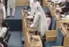 Photo of इंदौर में कांग्रेस की दो महिला पार्षदों पर केस दर्ज, “वंदे मातरम्” विवाद से गरमाई राजनीति