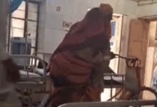 Photo of Video: चोरी के डर से वार्ड बना पार्किंग! बीमार पत्नी को साइकिल पर बैठाकर इमरजेंसी पहुंचा बुजुर्ग