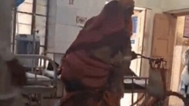 Photo of Video: चोरी के डर से वार्ड बना पार्किंग! बीमार पत्नी को साइकिल पर बैठाकर इमरजेंसी पहुंचा बुजुर्ग
