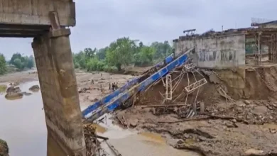 Photo of Hamirpur Bridge Collapse: बेतवा नदी पर निर्माणाधीन पुल का स्लैब ढहा, 6 मजदूरों की दर्दनाक मौत