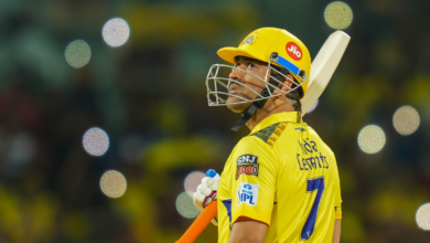 Photo of IPL 2026: क्या खत्म हो गया धोनी का सफर? फिटनेस टेस्ट पास करने के बाद भी टीम के साथ लखनऊ नहीं पहुंचे माही!