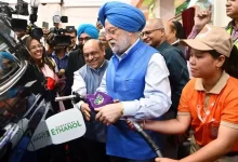 Photo of E20 पेट्रोल पर बढ़ा विवाद: जनता की शिकायतें, सरकार की सफाई और विशेषज्ञों की राय